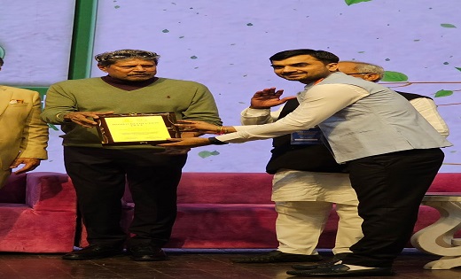 लीजेंड ऑफ़ यूथ आइकॉन अवार्ड से पूर्व भारतीय कप्तान कपिल देव ने किया डॉ उत्कर्ष त्रिवेदी को सम्मानित