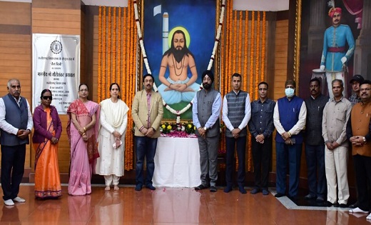 विधान सभा परिसर में सतनाम पंथ के प्रवर्तक गुरू घासीदास जी की जयंती पर किये गये श्रद्धा सुमन अर्पित