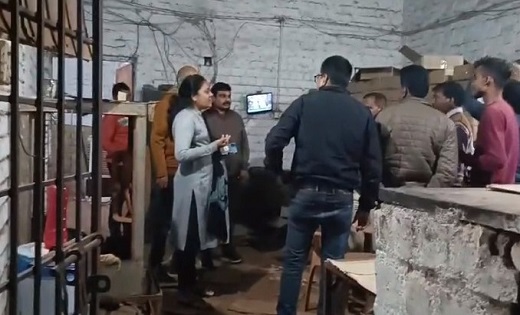 ओवररेट में बेच रहे थे शराब, ग्राहक बनकर पहुंचे आबकारी अधिकार... - CG Sandesh