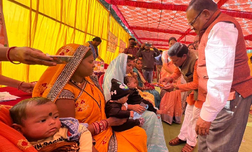 महासमुंद : शिविर में पात्र ग्रामीणों से योजनाओं के आवेदन लिए... - CG Sandesh