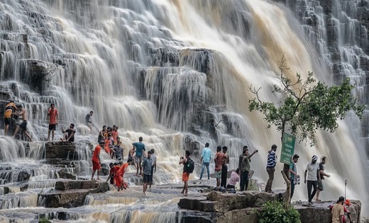 बस्तर के पर्यटन स्थलों में उमड़ी पर्यटकों की भारी भीड़, नौका... - CG Sandesh