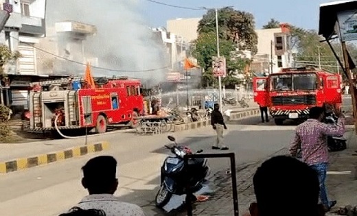 दुकान में रखे गैस सिलेंडरों में ब्लास्ट के बाद लगी आग, दो लोग घायल