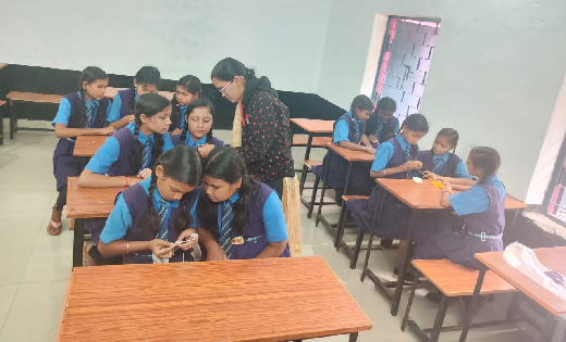 सरायपाली : छात्रों को ऊन से पूजा थाल ढ़कना, गेट झालर, झूमर, स... - CG Sandesh