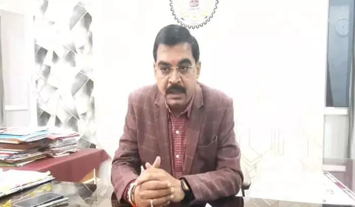 जिला शिक्षा अधिकारी की कार्यवाही, महिला शिक्षक सहित तीन शिक्... - CG Sandesh
