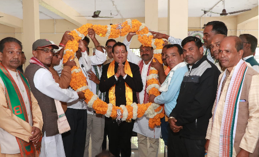 बसना : गढ़फुलझर वासियो ने नवनिर्वाचित विधायक डॉ. सम्पत अग्रव... - CG Sandesh