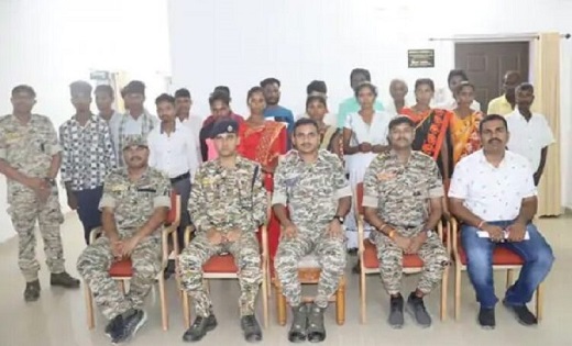 छत्तीसगढ़ में 5 महिला नक्सली सहित 20 ने किया आत्मसमर्पण...कई ... - CG Sandesh