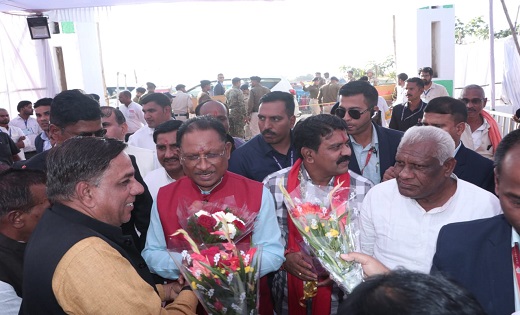 मुख्यमंत्री साय का लालपुर में आत्मीय स्वागत