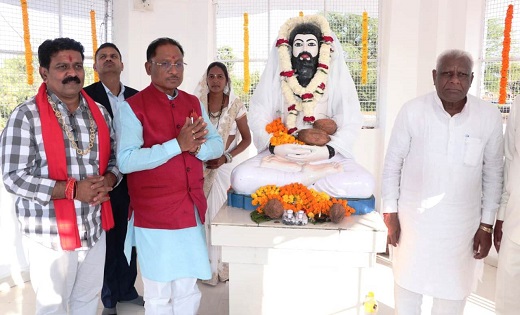 मुख्यमंत्री ने लालपुर धाम में पूजा-अर्चना कर प्रदेश की जनता की खुशहाली और समृद्धि की कामना की