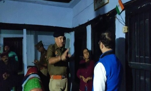 एक ही परिवार के 4 लोगों ने की सामूहिक आत्‍महत्‍या, फंदे से ल... - CG Sandesh