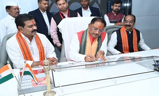 मुख्यमंत्री विष्णु देव साय ने महानदी भवन में विधिवत पूजा अर्चना कर संभाली छत्तीसगढ़ की कमान