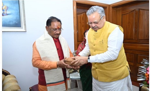  मुख्यमंत्री विष्णु देव साय ने पूर्व मुख्यमंत्री डॉ रमन सिंह से सौजन्य मुलाकात की