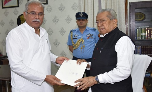  CM भूपेश बघेल  ने राज्यपाल को सौंपा इस्तीफा