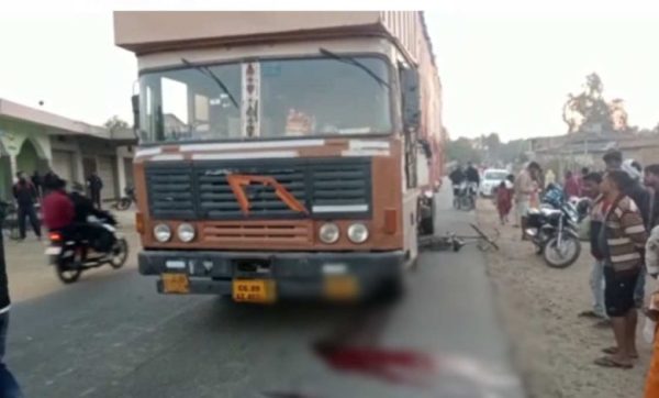 युवक को तेज रफ्तार ट्रक ने मारी ठोकर, मौके पर ही मौत - CG Sandesh