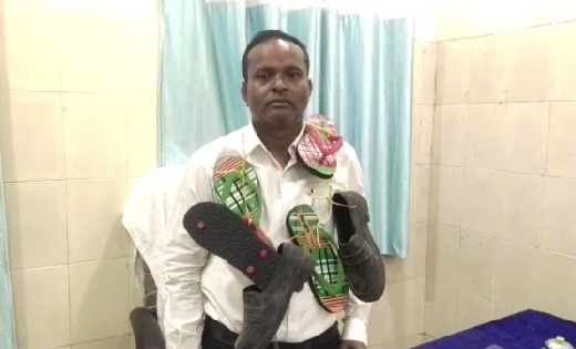 बड़ी खबर : जूतों की माला पहनकर कार्यालय पहुंचा जनपद पंचायत अध... - CG Sandesh