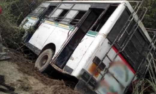 तीर्थयात्रियों से भरी हुई बस अनियंत्रित होकर पलटी, 48 यात्री... - CG Sandesh