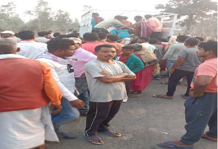 Accident Breaking : बिलासपुर में तेज रफ्तार मेटाडोर पलटने से... - CG Sandesh