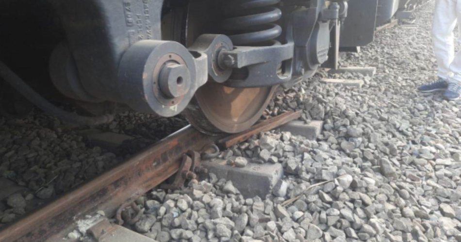  बड़ा हादसा टला, मालगाड़ी के 8 डिब्बे पटरी से उतरे, रेलवे ट्... - CG Sandesh