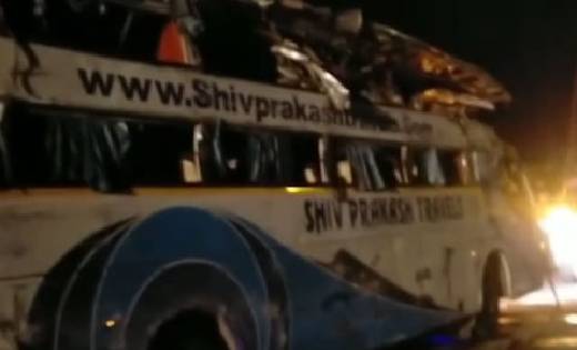 बस डिवाइडर से टकराकर पलटी, 3 की मौत, 40 से ज्यादा घायल - CG Sandesh