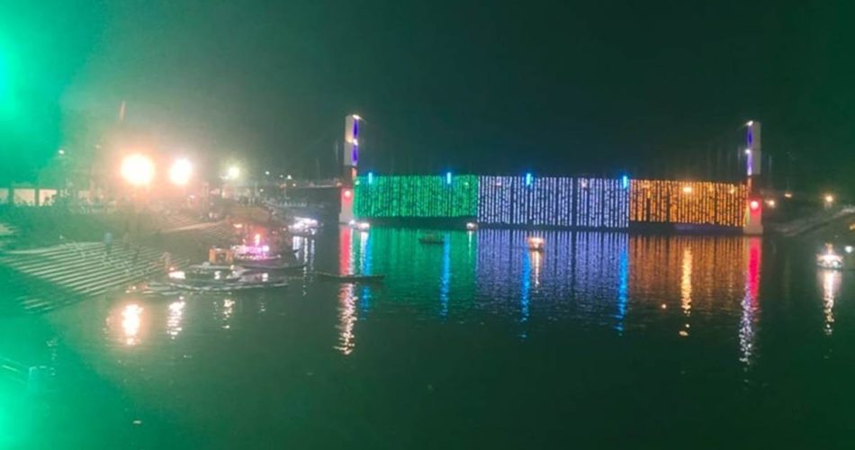  त्रिवेणी संगम में डुबकी लगाए श्रद्धालु... राजिम में पुन्नी ... - CG Sandesh