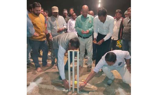 सरायपाली : नयागांव में क्रिकेट प्रतियोगिता का शुभारंभ - CG Sandesh
