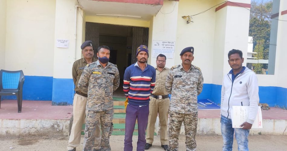 नाबालिक से छेड़छाड़ करने वाला आरोपी चढ़ा पुलिस के हत्थे - CG Sandesh