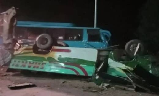 तीन खड़ी बसों को ट्रक ने मारी टक्कर, 14 की मौत, 60 घायल - CG Sandesh