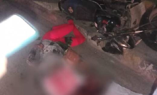 बाइक का बैलेंस बिगड़ने से सड़क पर गिरी महिला, हाईवा की चपेट मे... - CG Sandesh