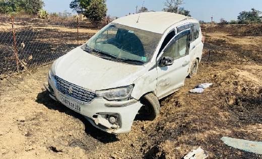 पिथौरा : कार की ठोकर के बाद रोड़ किनारे पलटी दूसरी कार - CG Sandesh