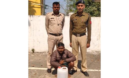 सांकरा पुलिस ने जप्त की 7 लीटर महुआ शराब, बसना व बलौदा में आ... - CG Sandesh