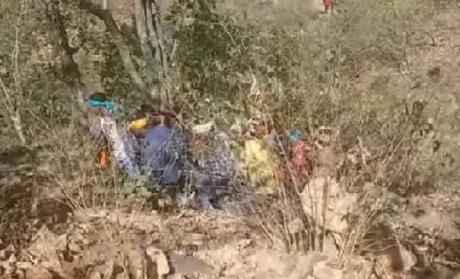 ACCIDENT : श्रद्धालुओं से भरी वाहन 100 फीट गहरी खाई में गिरन... - CG Sandesh