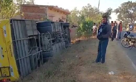 अयोध्या से रायपुर आ रही यात्री बस पलटी,14 तीर्थयात्री घायल; ... - CG Sandesh