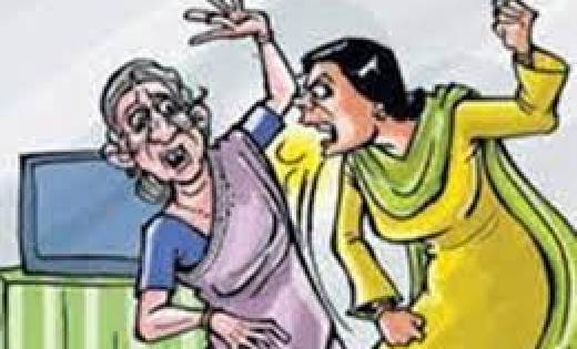 तालाब नहाने गयी बच्ची को महिला ने मारा थप्पड़; महिलाओं में वि... - CG Sandesh