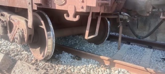  BREAKING : बड़ा ट्रेन हादसा टला : डोंगरगढ़ स्टेशन पर पटरी से... - CG Sandesh