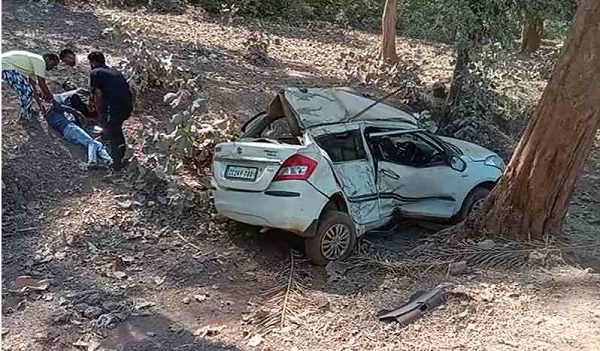 ACCIDENT : तेज रफ्तार कार पेड़ से टकराई, एक युवक की मौके पर ... - CG Sandesh