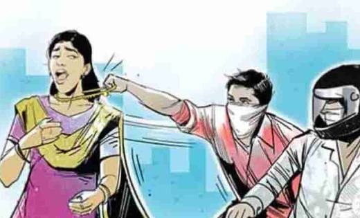 कोमाखान : महिला की आँख में मिर्च पाउडर छिड़क कर सोने चांदी की... - CG Sandesh