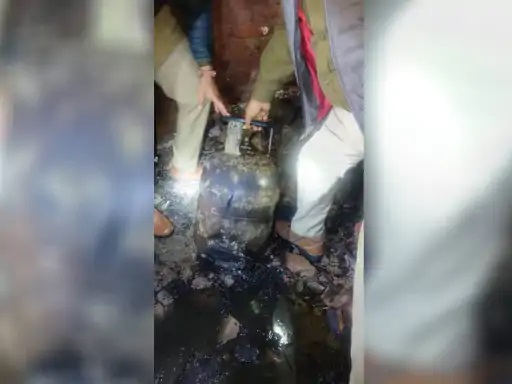 सिलेंडर फटने से लगी भीषण आग , 12 साल के बच्चे और 12 दिन की ब... - CG Sandesh