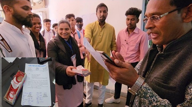 पीडब्लूडी के अधिकारियों को छात्राओं ने भेंट की चुड़ियां, महाव... - CG Sandesh