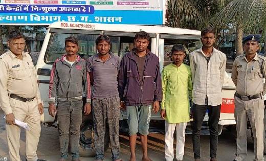 मारपीट सुलझाने गई पुलिस से ग्रामीणों ने गाली-गलौज कर की धक्क... - CG Sandesh