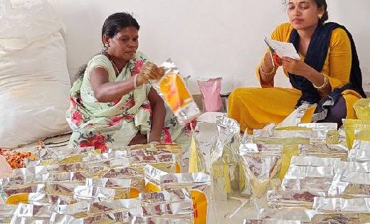 स्व-सहायता समूह की महिलाओं द्वारा बनाये हर्बल गुलाल से मनेगी... - CG Sandesh