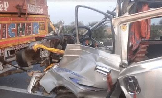 ट्रक में घुसी कार, 2 सगे भाई सहित 4 की मौत - CG Sandesh