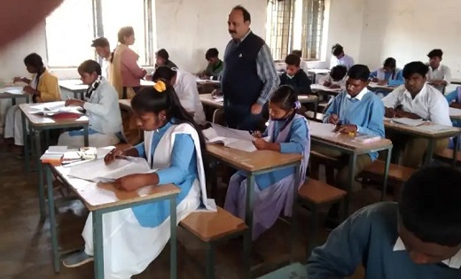 डीईओ इंस्पेक्शन के दौरान रंगे हाथों पकड़ी परीक्षा में सामूहि... - CG Sandesh