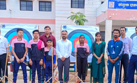 महासमुंद : तीरंदाजी खिलाड़ियों से मिले कलेक्टर  - CG Sandesh