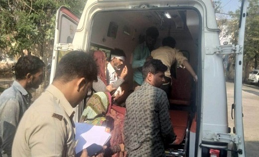 नर्मदा स्नान के लिए जा रहे श्रद्धालुओं का वाहन पलटा, 16 घायल... - CG Sandesh