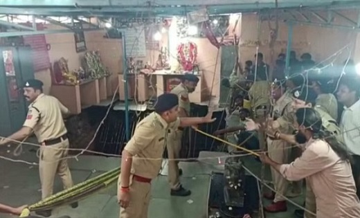 बड़ा हादसा : मंदिर में बनी बावड़ी की छत धंसी, 25 से ज्यादा ल... - CG Sandesh