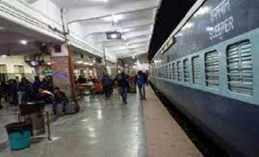 नशे में धुत टीटीई ने ट्रेन में महिला पर किया पेशाब - CG Sandesh