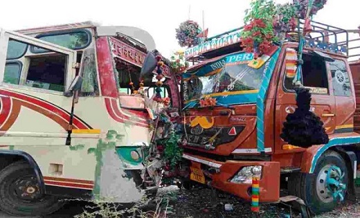  ACCIDENT : तेज रफ्तार ट्रक और बस में जोरदार भिड़ंत, 12 लोग घ... - CG Sandesh