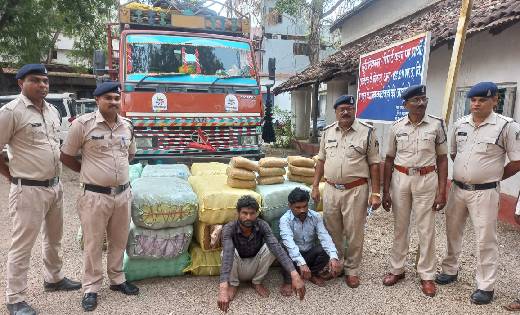 सरायपाली : ट्रक में तरबूज के नीचे छुपाकर ले जा रहे थे करोड़ों... - CG Sandesh