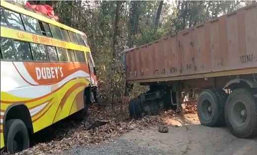 ACCIDENT : बस और ट्रेलर में जोरदार टक्कर, 20 लोग घायल - CG Sandesh