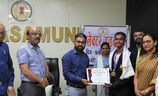 महासमुंद : राज्य स्तरीय पैरा योगासन में मेडल विजेता तोरण ने ... - CG Sandesh