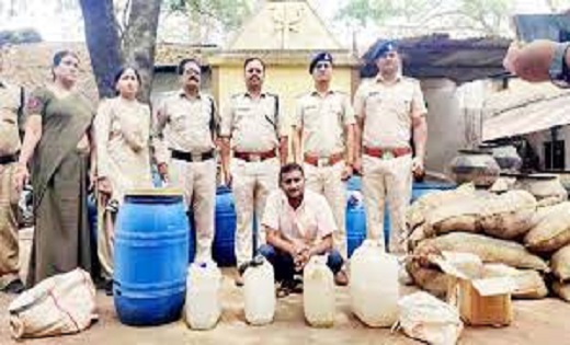 शराब कोचिए के घर पुलिस ने मारा छापा, लाखों का महुआ लाहन जप्त - CG Sandesh